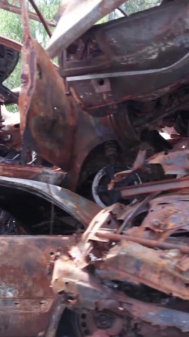 Video Vertikal Ini Menunjukkan Sebuah Dump Mobil Ditembak Dan Dibakar — Stok Video