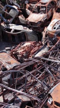 Bu stok dikey video Irpin, Bucha bölgesinde bir kurşun ve yanmış araba dökümü gösteriyor.