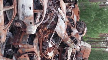 Bu stok dikey video Irpin, Bucha bölgesinde bir kurşun ve yanmış araba dökümü gösteriyor.