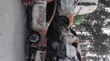 Bu stok dikey video Irpin, Bucha bölgesinde bir kurşun ve yanmış araba dökümü gösteriyor.