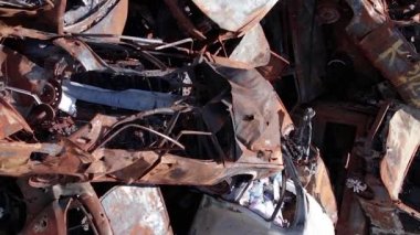 Bu stok dikey video Irpin, Bucha bölgesinde bir kurşun ve yanmış araba dökümü gösteriyor.