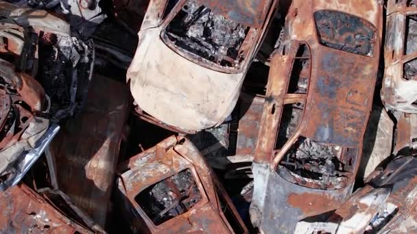Dieses Vertikale Archivvideo Zeigt Eine Müllkippe Aus Angeschossenen Und Verbrannten — Stockvideo