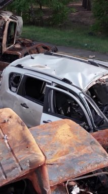 Bu stok dikey video Irpin, Bucha bölgesinde bir kurşun ve yanmış araba dökümü gösteriyor.