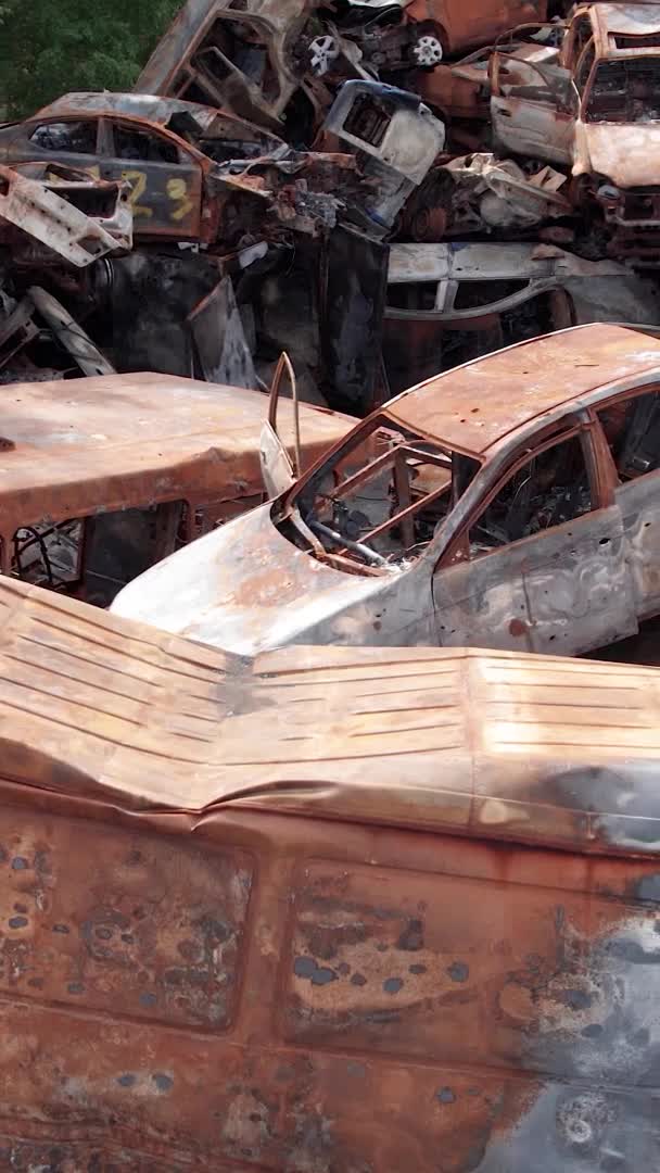 Questo Video Verticale Mostra Una Discarica Auto Sparate Bruciate Nel — Video Stock