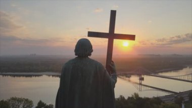 Bu görüntüler, şafak vakti Ukrayna 'nın başkenti Kyiv' de Büyük Vladimir 'in 8K çözünürlüğündeki anıtını gösteriyor.