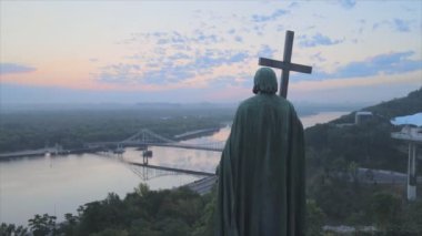 Bu görüntüler, şafak vakti Ukrayna 'nın başkenti Kyiv' de Büyük Vladimir 'in 8K çözünürlüğündeki anıtını gösteriyor.