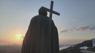 Bu görüntüler, şafak vakti Ukrayna 'nın başkenti Kyiv' de Büyük Vladimir 'in 8K çözünürlüğündeki anıtını gösteriyor.