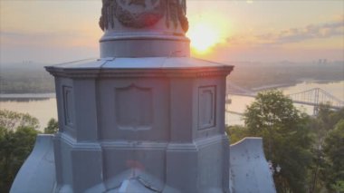 Bu görüntüler, şafak vakti Ukrayna 'nın başkenti Kyiv' de Büyük Vladimir 'in 8K çözünürlüğündeki anıtını gösteriyor.