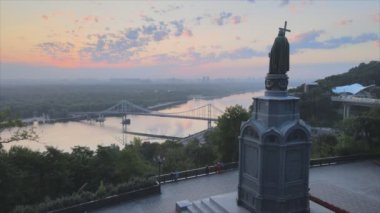 Bu görüntüler, şafak vakti Ukrayna 'nın başkenti Kyiv' de Büyük Vladimir 'in 8K çözünürlüğündeki anıtını gösteriyor.