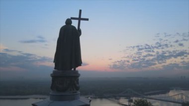 Bu görüntüler, şafak vakti Ukrayna 'nın başkenti Kyiv' de Büyük Vladimir 'in 8K çözünürlüğündeki anıtını gösteriyor.