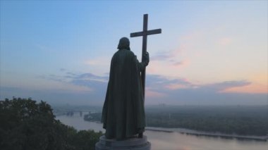 Bu görüntüler, şafak vakti Ukrayna 'nın başkenti Kyiv' de Büyük Vladimir 'in 8K çözünürlüğündeki anıtını gösteriyor.