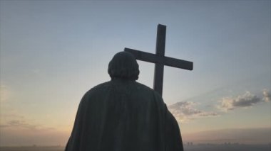 Bu görüntüler, şafak vakti Ukrayna 'nın başkenti Kyiv' de Büyük Vladimir 'in 8K çözünürlüğündeki anıtını gösteriyor.