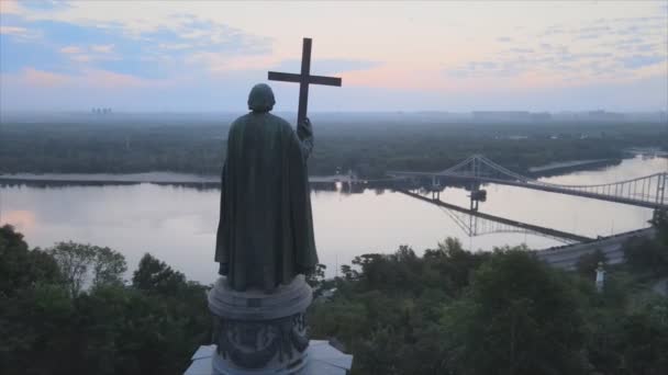 화면은 우크라이나 키예프에서 새벽의 블라디미르 대왕을 사진을 해상도로 보여준다 — 비디오