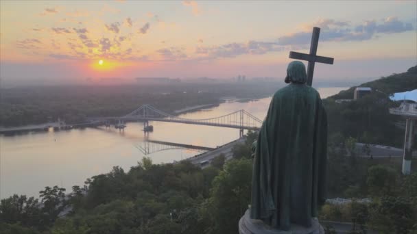 화면은 우크라이나 키예프에서 새벽의 블라디미르 대왕을 사진을 해상도로 보여준다 — 비디오