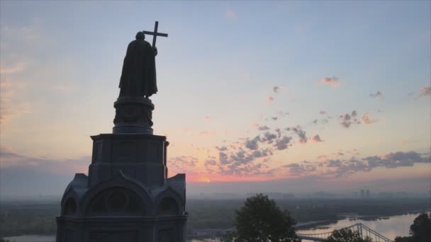 Stock Footage Shows Aerial View Monument Vladimir Great Dawn Morning — ストック動画