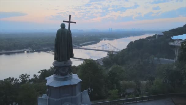 Stock Footage Shows Aerial View Monument Vladimir Great Dawn Morning — 图库视频影像