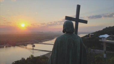 Bu görüntüler, şafak vakti Ukrayna 'nın başkenti Kyiv' de Büyük Vladimir 'in 8K çözünürlüğündeki anıtını gösteriyor.