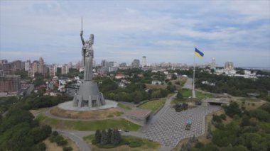 Bu stok görüntüler Ukrayna 'nın Kyiv kentindeki Anavatan Anıtı' nın 8K çözünürlüğündeki hava görüntüsünü gösteriyor.