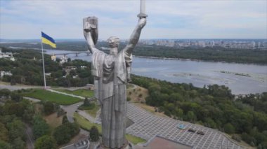 Bu stok görüntüler Ukrayna 'nın Kyiv kentindeki Anavatan Anıtı' nın 8K çözünürlüğündeki hava görüntüsünü gösteriyor.