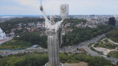 Bu stok görüntüler Ukrayna 'nın Kyiv kentindeki Anavatan Anıtı' nın 8K çözünürlüğündeki hava görüntüsünü gösteriyor.