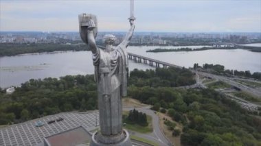 Bu stok görüntüler Ukrayna 'nın Kyiv kentindeki Anavatan Anıtı' nın 8K çözünürlüğündeki hava görüntüsünü gösteriyor.