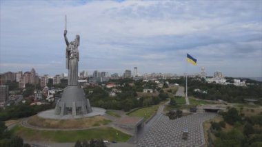 Bu stok görüntüler Ukrayna 'nın Kyiv kentindeki Anavatan Anıtı' nın 8K çözünürlüğündeki hava görüntüsünü gösteriyor.