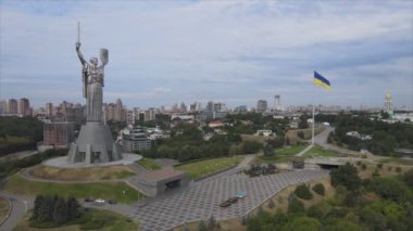 Bu stok görüntüler Ukrayna 'nın Kyiv kentindeki Anavatan Anıtı' nın 8K çözünürlüğündeki hava görüntüsünü gösteriyor.