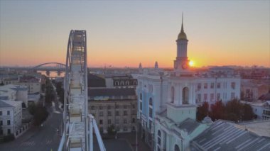 Bu stok görüntüler Ukrayna 'nın tarihi bölgesinin hava görüntüsünü gösteriyor. Sabah şafakta 8K çözünürlükte Podil