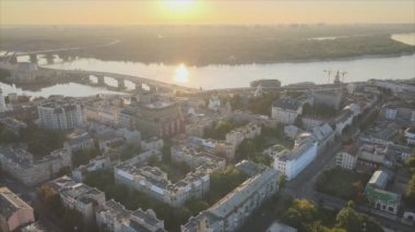 Bu stok görüntüler Ukrayna 'nın tarihi bölgesinin hava görüntüsünü gösteriyor. Sabah şafakta 8K çözünürlükte Podil