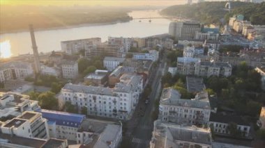 Bu stok görüntüler Ukrayna 'nın tarihi bölgesinin hava görüntüsünü gösteriyor. Sabah şafakta 8K çözünürlükte Podil