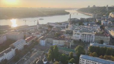 Bu stok görüntüler Ukrayna 'nın tarihi bölgesinin hava görüntüsünü gösteriyor. Sabah şafakta 8K çözünürlükte Podil