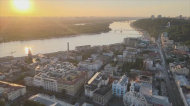 Bu stok görüntüler Ukrayna 'nın tarihi bölgesinin hava görüntüsünü gösteriyor. Sabah şafakta 8K çözünürlükte Podil