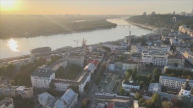 Bu stok görüntüler Ukrayna 'nın tarihi bölgesinin hava görüntüsünü gösteriyor. Sabah şafakta 8K çözünürlükte Podil