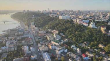 Bu stok görüntüler Ukrayna 'nın tarihi bölgesinin hava görüntüsünü gösteriyor. Sabah şafakta 8K çözünürlükte Podil