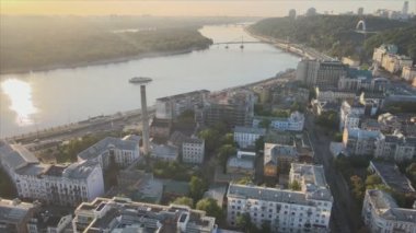 Bu stok görüntüler Ukrayna 'nın tarihi bölgesinin hava görüntüsünü gösteriyor. Sabah şafakta 8K çözünürlükte Podil