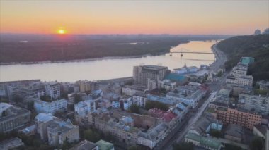 Bu stok görüntüler Ukrayna 'nın tarihi bölgesinin hava görüntüsünü gösteriyor. Sabah şafakta 8K çözünürlükte Podil