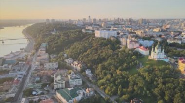 Bu stok görüntüler Ukrayna 'nın tarihi bölgesinin hava görüntüsünü gösteriyor. Sabah şafakta 8K çözünürlükte Podil