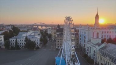 Bu stok görüntüler Ukrayna 'nın tarihi bölgesinin hava görüntüsünü gösteriyor. Sabah şafakta 8K çözünürlükte Podil