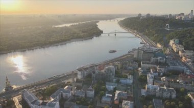 Bu stok görüntüler Ukrayna 'nın tarihi bölgesinin hava görüntüsünü gösteriyor. Sabah şafakta 8K çözünürlükte Podil