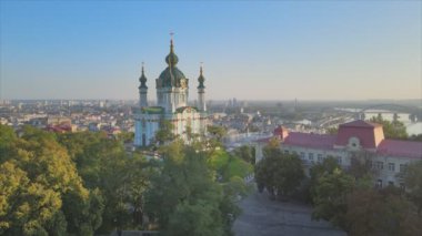 Bu stok görüntüler Ukrayna, Kyiv 'deki St. Andrews Kilisesi' nin 8K çözünürlükteki hava görüntüsünü gösteriyor.