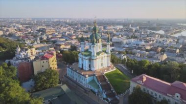 Bu stok görüntüler Ukrayna, Kyiv 'deki St. Andrews Kilisesi' nin 8K çözünürlükteki hava görüntüsünü gösteriyor.
