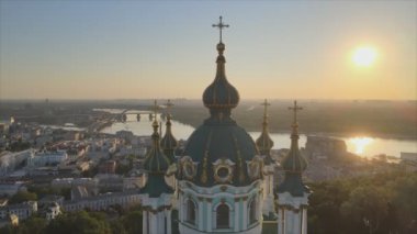 Bu stok görüntüler Ukrayna, Kyiv 'deki St. Andrews Kilisesi' nin 8K çözünürlükteki hava görüntüsünü gösteriyor.