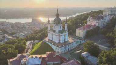 Bu stok görüntüler Ukrayna, Kyiv 'deki St. Andrews Kilisesi' nin 8K çözünürlükteki hava görüntüsünü gösteriyor.