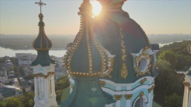 Bu stok görüntüler Ukrayna, Kyiv 'deki St. Andrews Kilisesi' nin 8K çözünürlükteki hava görüntüsünü gösteriyor.