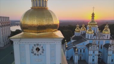 Bu stok görüntüler Ukrayna 'nın başkenti Kyiv' deki St. Michaels Altın Kubbe Manastırı 'nın 8K çözünürlükteki hava görüntüsünü gösteriyor.