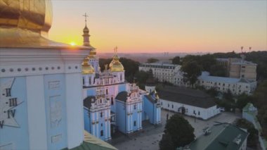 Bu stok görüntüler Ukrayna 'nın başkenti Kyiv' deki St. Michaels Altın Kubbe Manastırı 'nın 8K çözünürlükteki hava görüntüsünü gösteriyor.