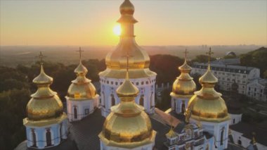 Bu stok görüntüler Ukrayna 'nın başkenti Kyiv' deki St. Michaels Altın Kubbe Manastırı 'nın 8K çözünürlükteki hava görüntüsünü gösteriyor.