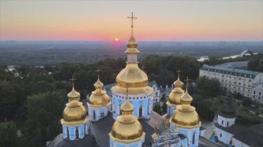 Bu stok görüntüler Ukrayna 'nın başkenti Kyiv' deki St. Michaels Altın Kubbe Manastırı 'nın 8K çözünürlükteki hava görüntüsünü gösteriyor.