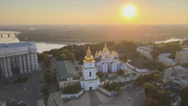 Deze Beelden Tonen Luchtfoto Van Het Michaels Golden Domed Klooster — Stockvideo