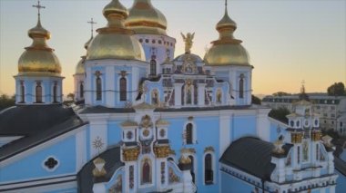 Bu stok görüntüler Ukrayna 'nın başkenti Kyiv' deki St. Michaels Altın Kubbe Manastırı 'nın 8K çözünürlükteki hava görüntüsünü gösteriyor.